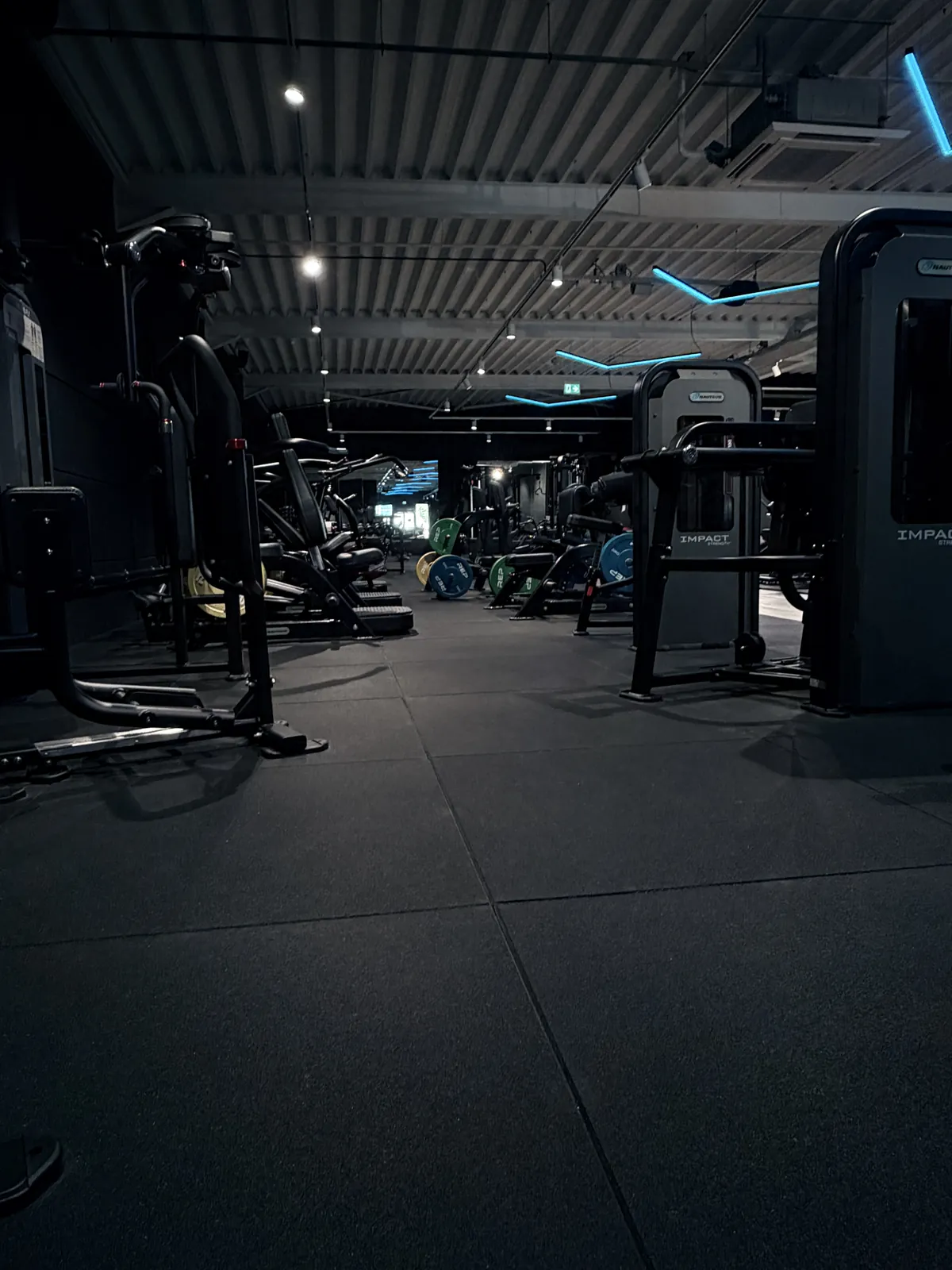 Krachttoestellen en ruime trainingszone bij Route27 Premium Fitness in Schelle