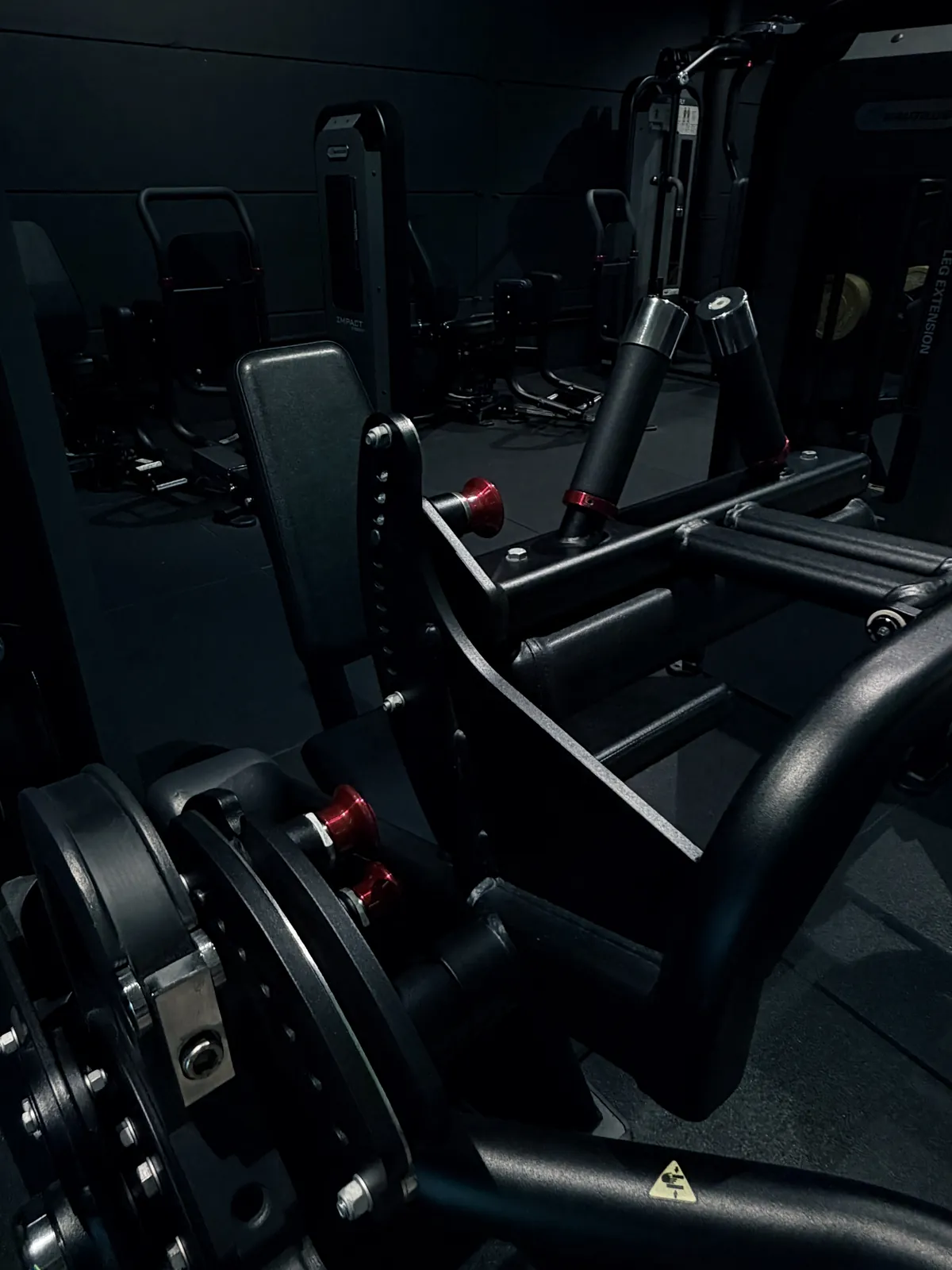 Plate-loaded beentoestel in de premium gym van Route27 Schelle