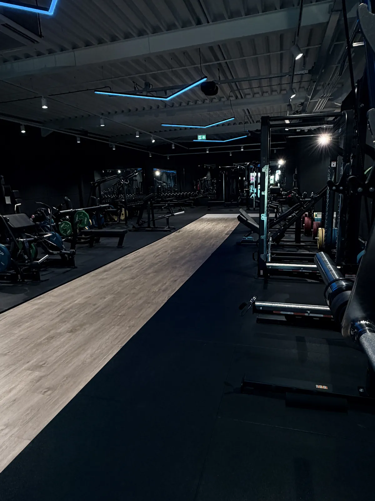Trainingsvloer van Route27 in Schelle met sledtrack, squat racks en vrije gewichten